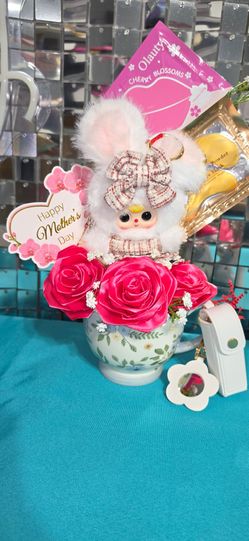 Last Minute Mother's Day Gift! 🌹 $15 Includes Purse/Bag Pendant, 24k Eye Mask and Lip Mask & Keychain Lipstick Holder. Located on 51st Ave and Southe