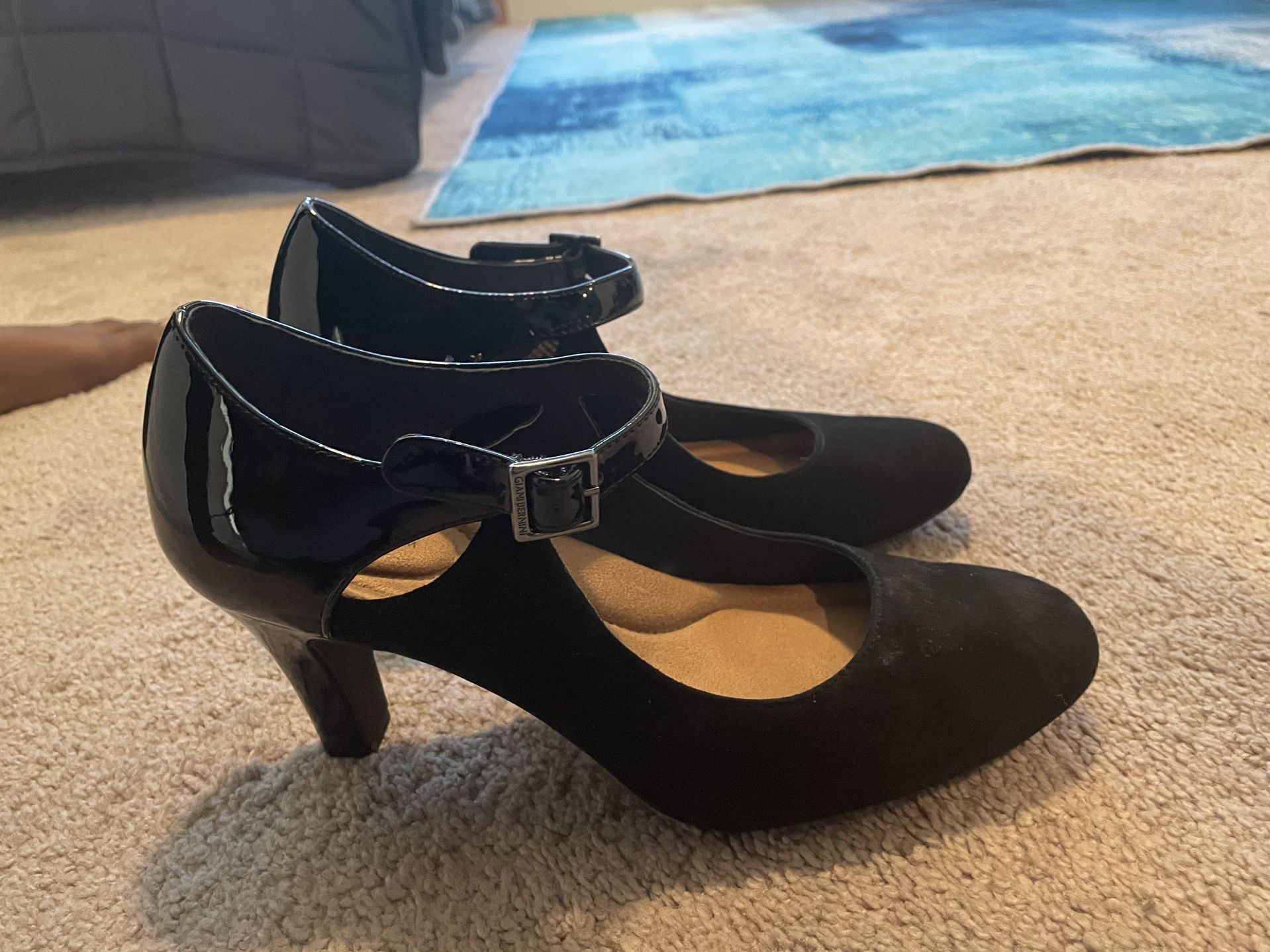 Giani Bernini Memory Foam Heels (Women Size 8)