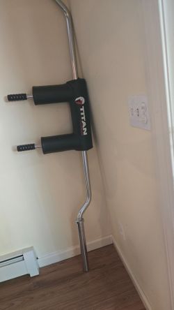 Titan Fitness Safety Squat Bar – Excellent Condition