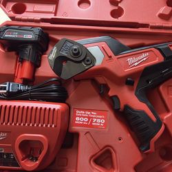 Milwaukee
M12 12V Lithium-Ion Cordless 600 MCM Cable Cutter Kit with One 3.0Ah Battery, Charger and Hard Case