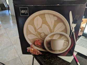 Mikasa Dinnerware Set New