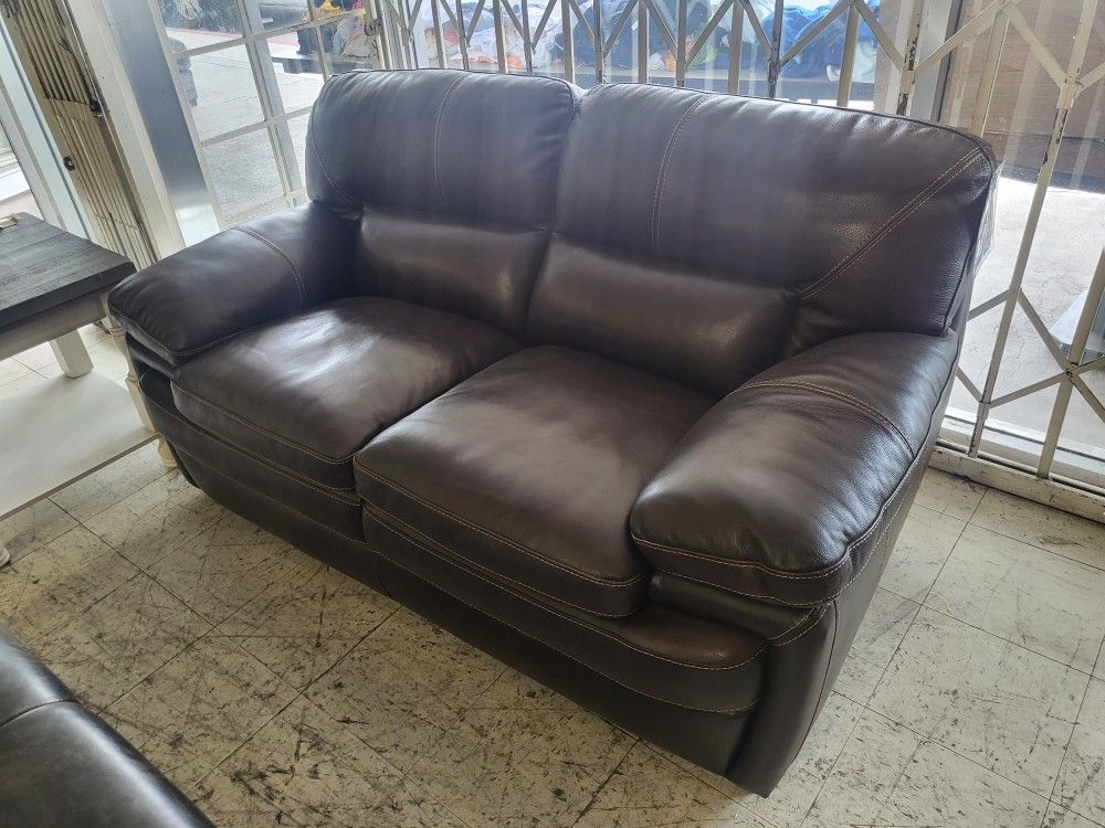 Brand New Floorsample All Leather Loveseat MSRP price was $1,095
