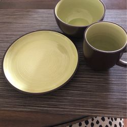 6 Coffee Mugs, 8 Pie Plates , 4 Cereal Bowls  - Dark Brown/Green
