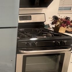 Frigidaire stove and oven combination + digital extractor hood