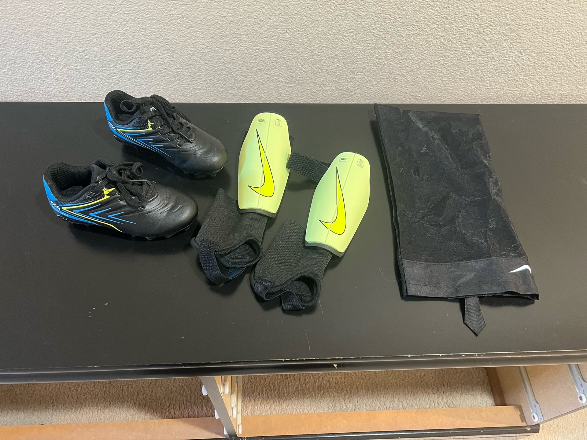 DSG Kids' Speed Viper Soccer Cleats Size 9 Toddler Boys + Nike Youth Charge Shin Guards