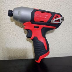 MILWAUKEE M12 1/4 HEX IMPACT DRIVER