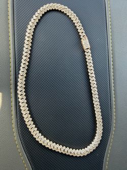 Cadena de oro con diamantes naturales