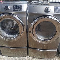Samsung Washer and Dryer Set On Pedestals 