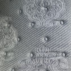 Like New 10” Thick Full Size Memory Foam Gel Top Mattress 