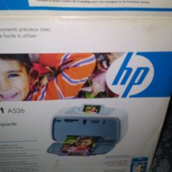 HP PHOTOSMARTA526 PHOTO PRINTER W/ PACK OF 4'6 PHOTO PAPER