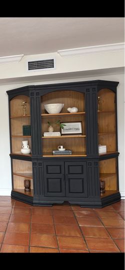 Beautiful two-toned Hutch