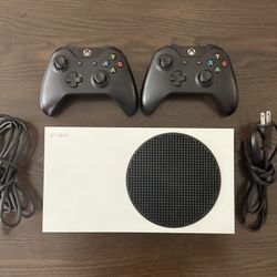 Xbox Series S Bundle - 2 Controllers & All Cables - Works Great