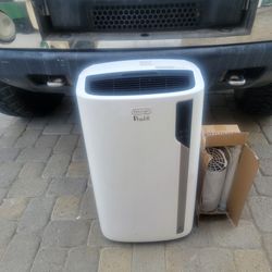 LIKE NEW 12,500 BTU DELONGHI PINGUINO AIR CONDITIONER 4-IN-1 WITH HEAT AND WINDOW ACCESSORIES VERY POWERFUL