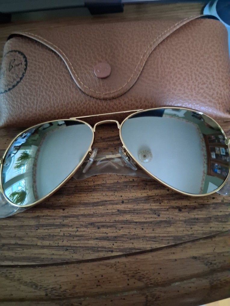 RAY BAN AVIATORS w/ POLISHED SILVER FRAME WITH SILVER MIRROR LENSES. NEW IN BOX.