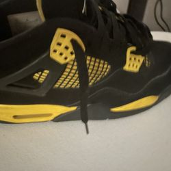 Jordan 4s Yellow Thunders Size 8,5