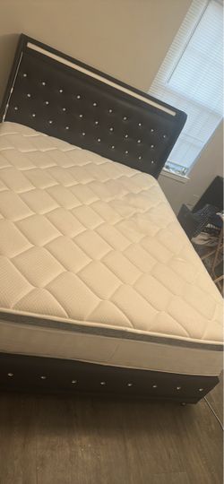 LED/ MP3 Queen Bed Set