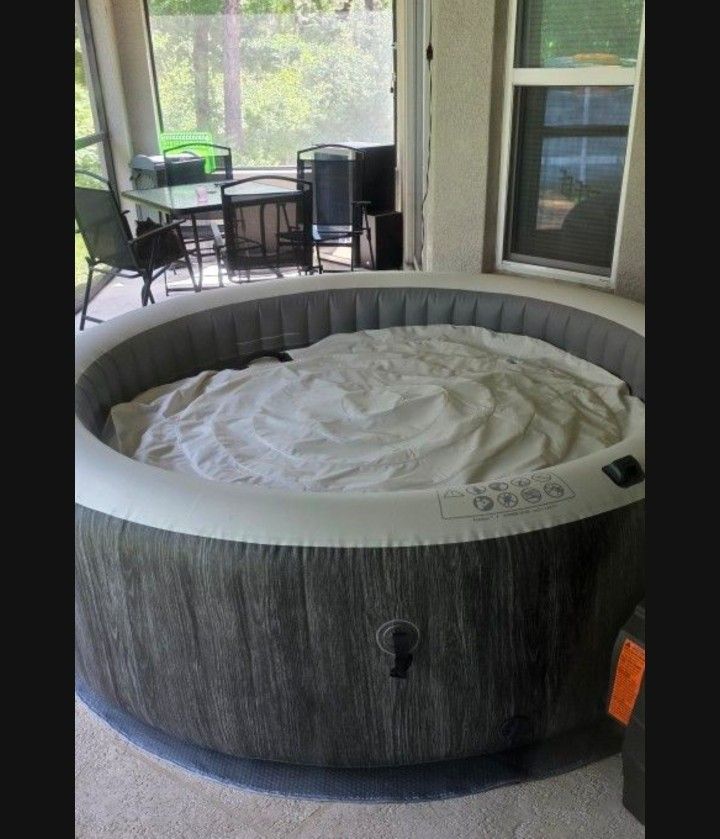 6 Person Hot Tub