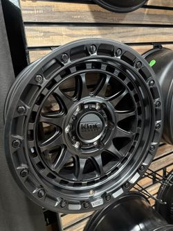 PAQUETES DE RINES Y LLANTAS 🔥 💪 ¡TAMBIÉN LEVANTAMOS TROCAS! 🚙🔥  ✅ TODAS LAS MEDIDAS DISPONIBLES: • 31” • 32” • 33” • 34” • 35” • 37” • 38” • 40”  