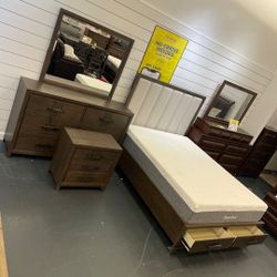BEDROOM SETS IN KING OR QUEEN!!! $50 DOWN AND 90 DAYS SAME AS CASH!!! SAME DAY DELIVERY!!! GREAT QUALITY FURNITURE AND THE BEST PRICES IN FLORIDA!!! 