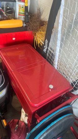 Red Plastic cooler Box with Lid