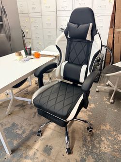 Black and White Racing Style Gaming Chair