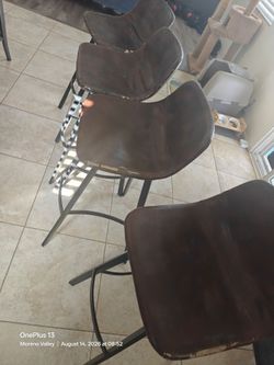 4 bar stools free