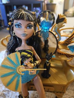 Cleo de nile Gloom Beach Monster high mattel doll With Vanity