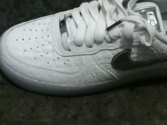 Sz 8White air force 1s croc
