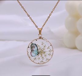 GLASS PENDANTS ON GOLD STAINLESS STEEL CHAIN