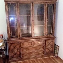 China Cabinet / Hutch