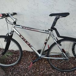 TREK BIKE 4500  + Saris Trunk Bike Mount