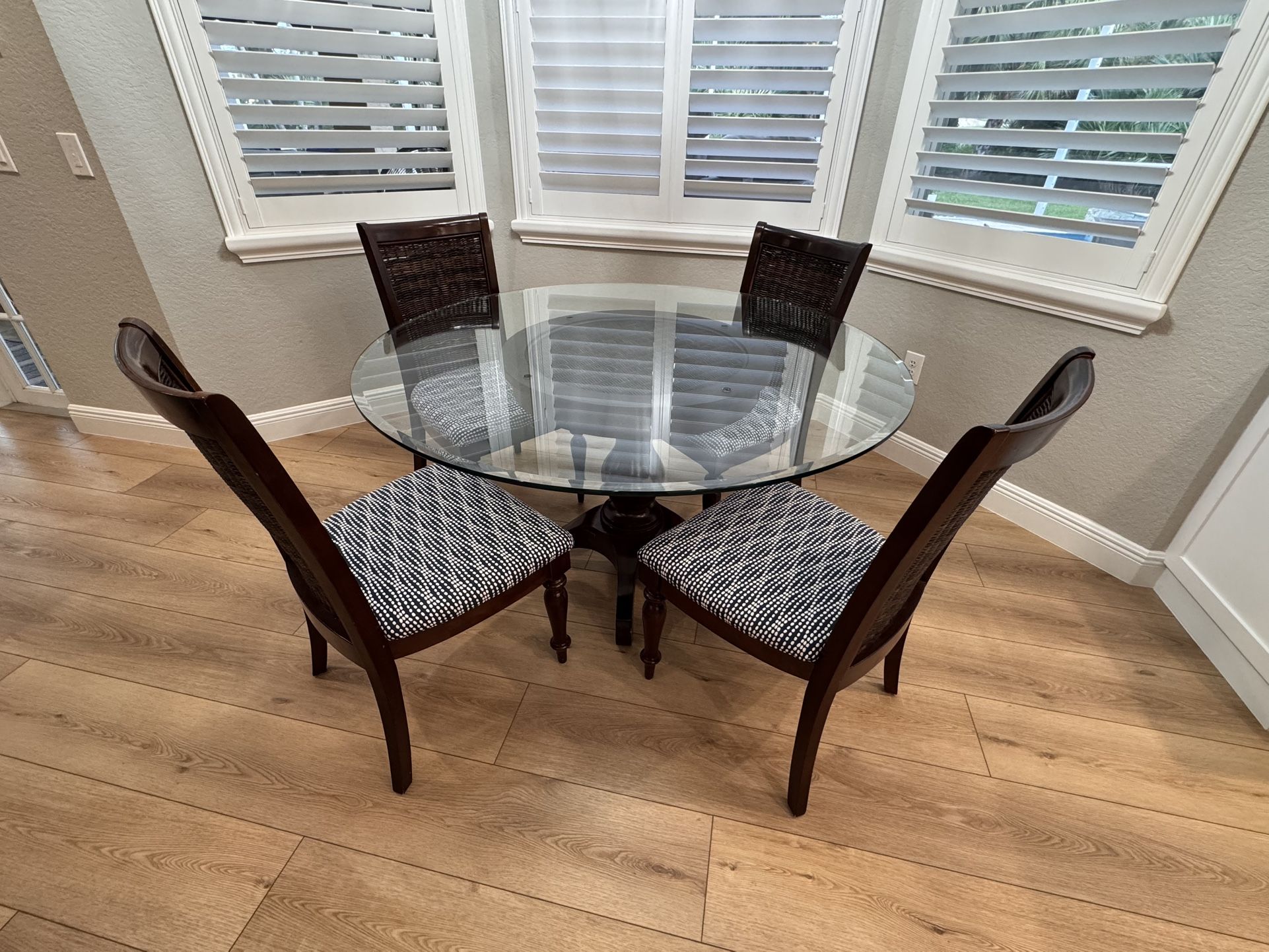 Round Kitchen Table and 6 Chairs