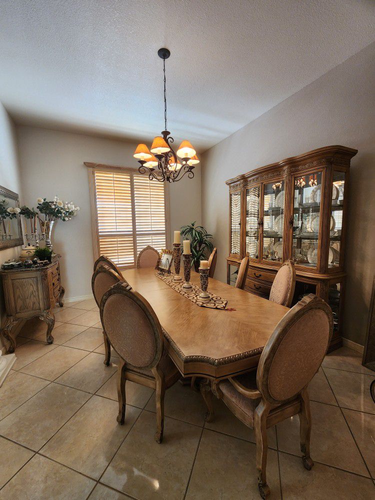 Dinning Table With 8 Chairs