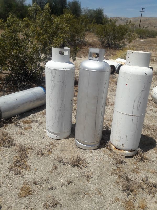 Large propane tanks expired good for Mexico 12 each for Sale in Los