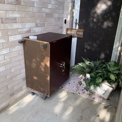 Free Cabinet / Pickup South Denton Only 