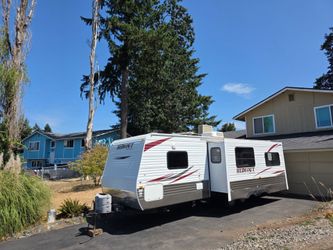 2011 Keystone Hideout 26' With Super Slide Out