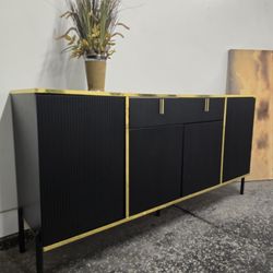 Credenza/buffet/sideboard