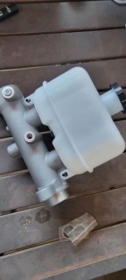 2005-------2007 Ford super Duty  F-250/F-350/F-450  Brake master cylinder