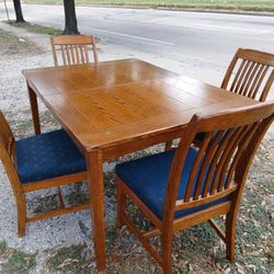DINNING TABLE SOLID WOOD IN GOOD CONDITION 