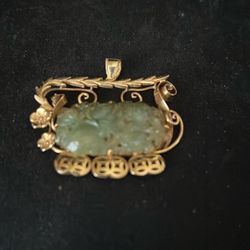 .750 / 18kt Gold / Jade Pendant 