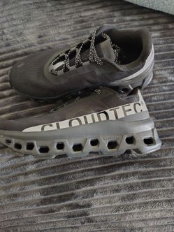 OnCloud running shoes 8 in women