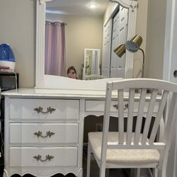 White Vintage Make Up Vanity