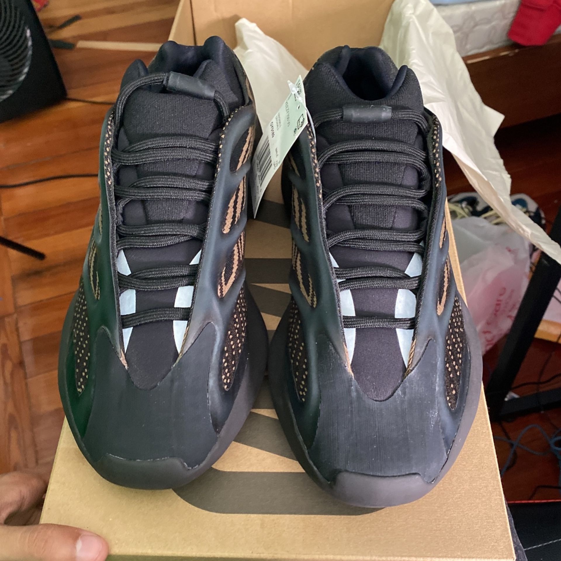 Yeezy Boost 700 v3 Size 9.5 DS