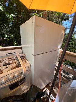 WHITE FULL-SIZE REFRIGERATOR WITH FREEZER