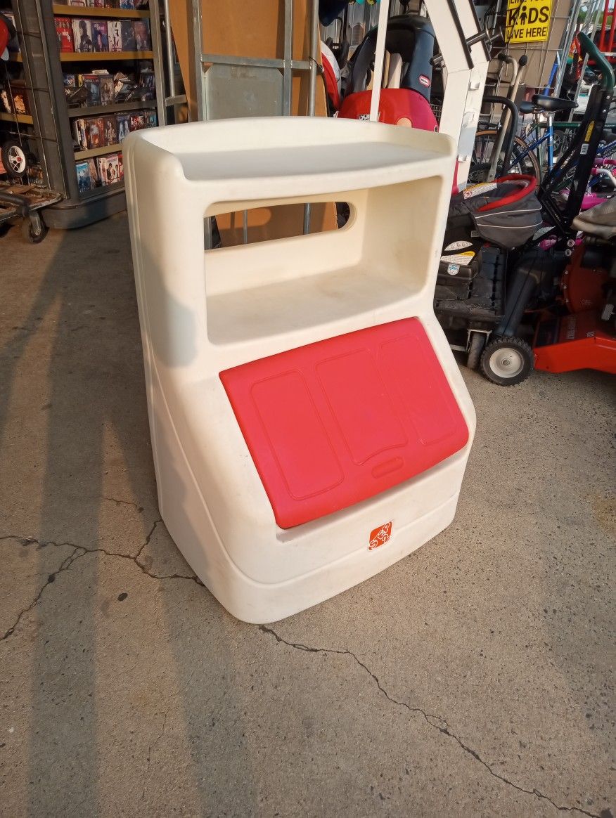Step 2 toy box with shelf