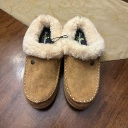 Men's Baro Energy Return Clog House Shoe Slipper features microsuede uppers and a faux shearling li