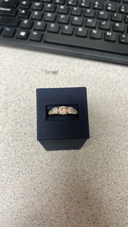 Ladies, white gold diamond ring