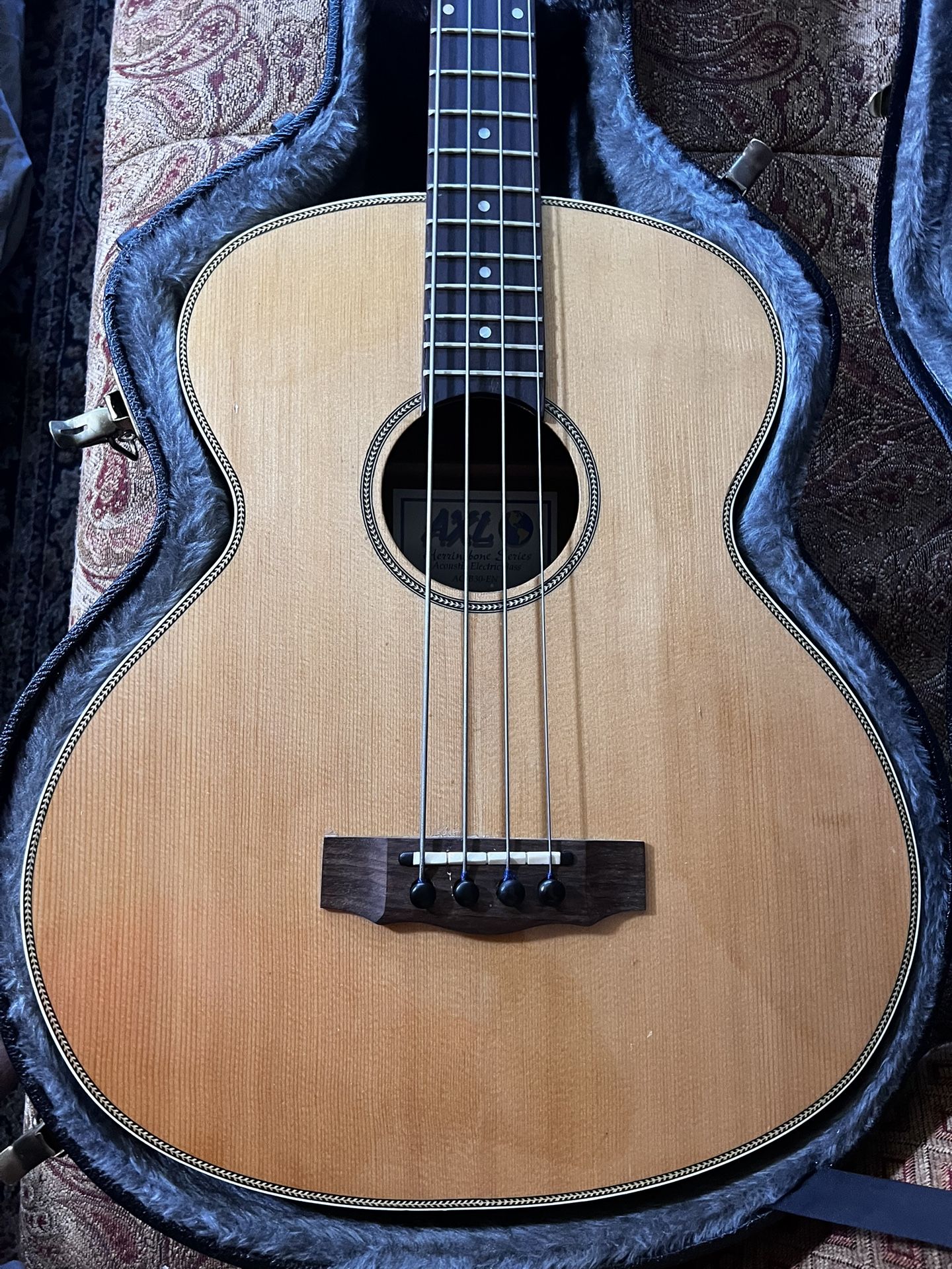 Axl - Acoustic-Electric Bass w/TKL Hardshell Case