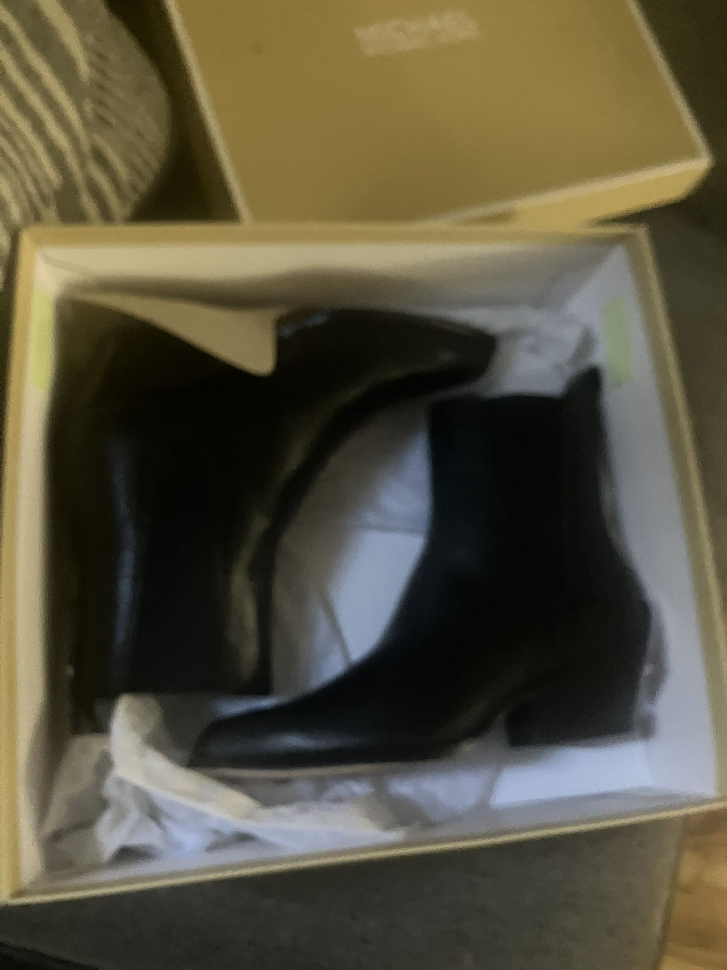 50 Dollars Micheal Kors Boots (never Worn)