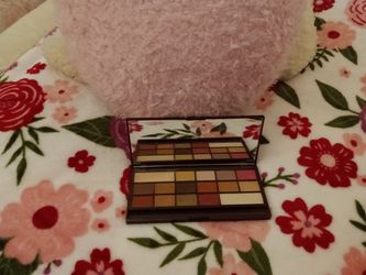 Makeup Revolution Eyeshadow Palette
